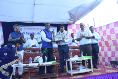 falicitation-of-Honble-District-Collector-Shri.-Rahul-Kardile-at-model-village